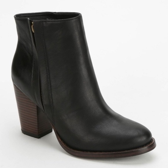 [SOLD] Silence & Noise Vegan Booties Size 7 - Picture 3 of 7